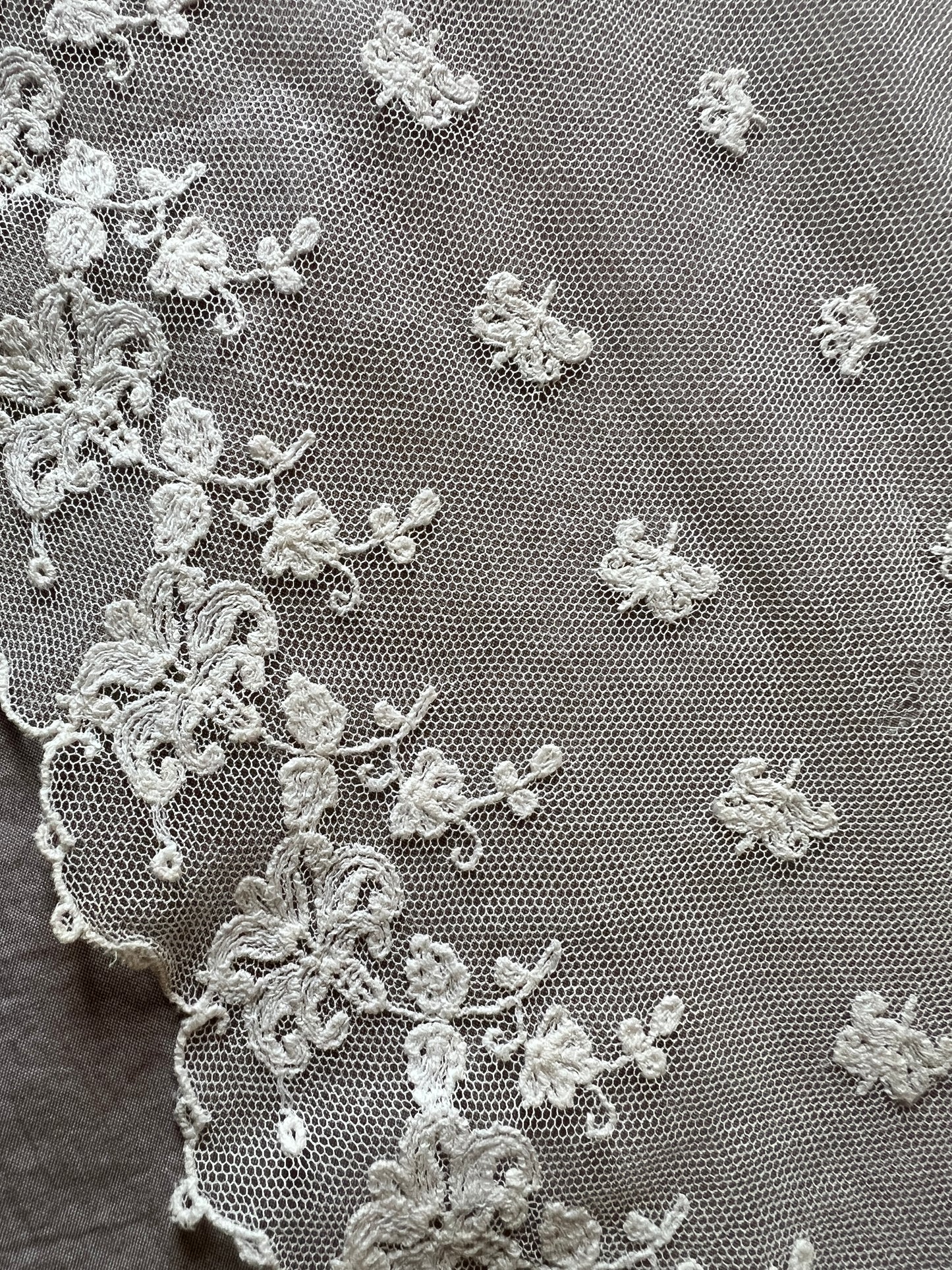 チュール刺繍レース端布