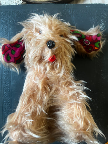 古い犬のぬいぐるみ