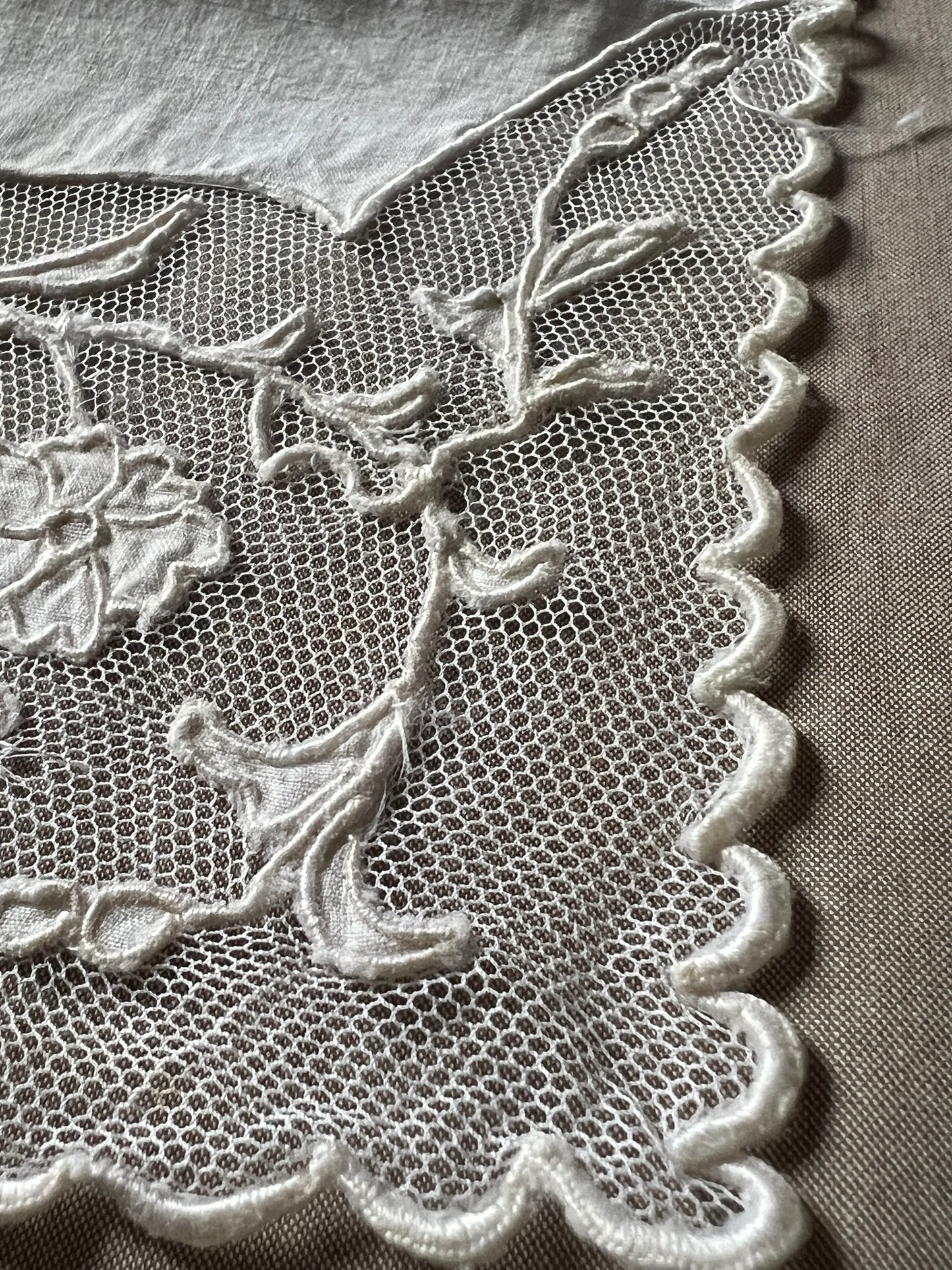 レースと刺繍のハンカチ