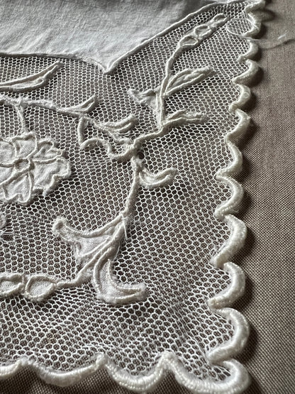 レースと刺繍のハンカチ