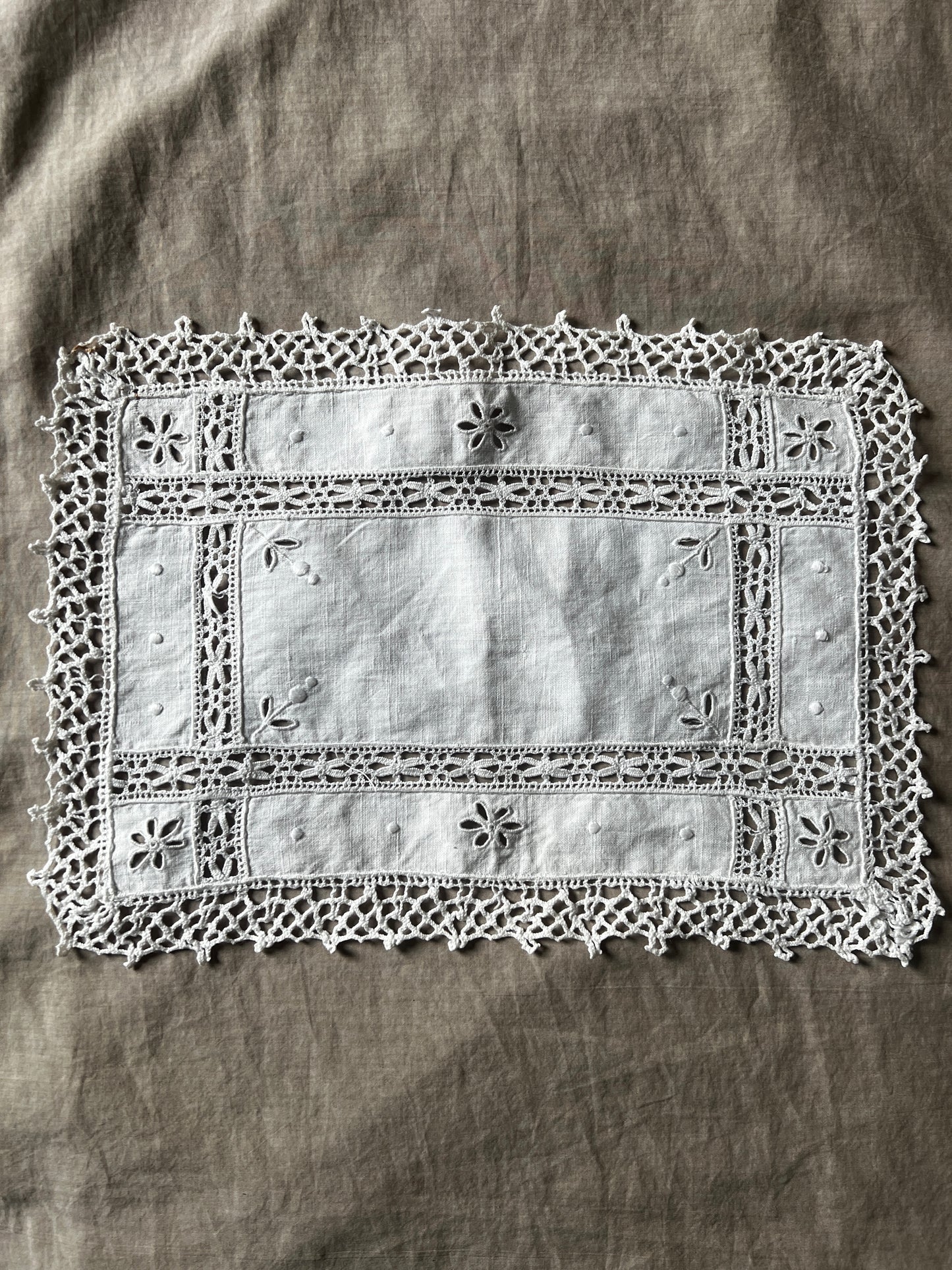 レースと刺繍の長方形クロス