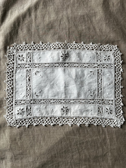 レースと刺繍の長方形クロス