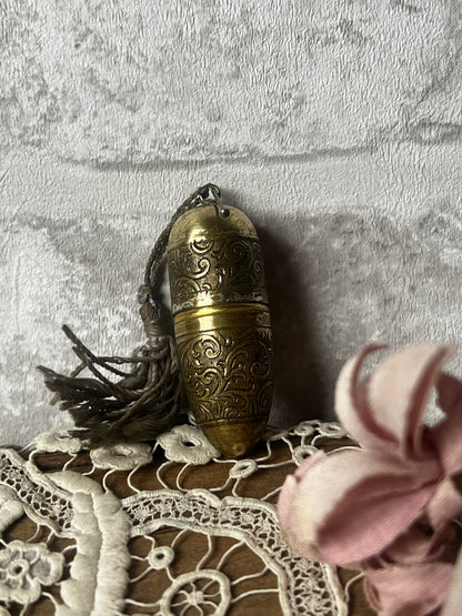 メタルケースの裁縫セット