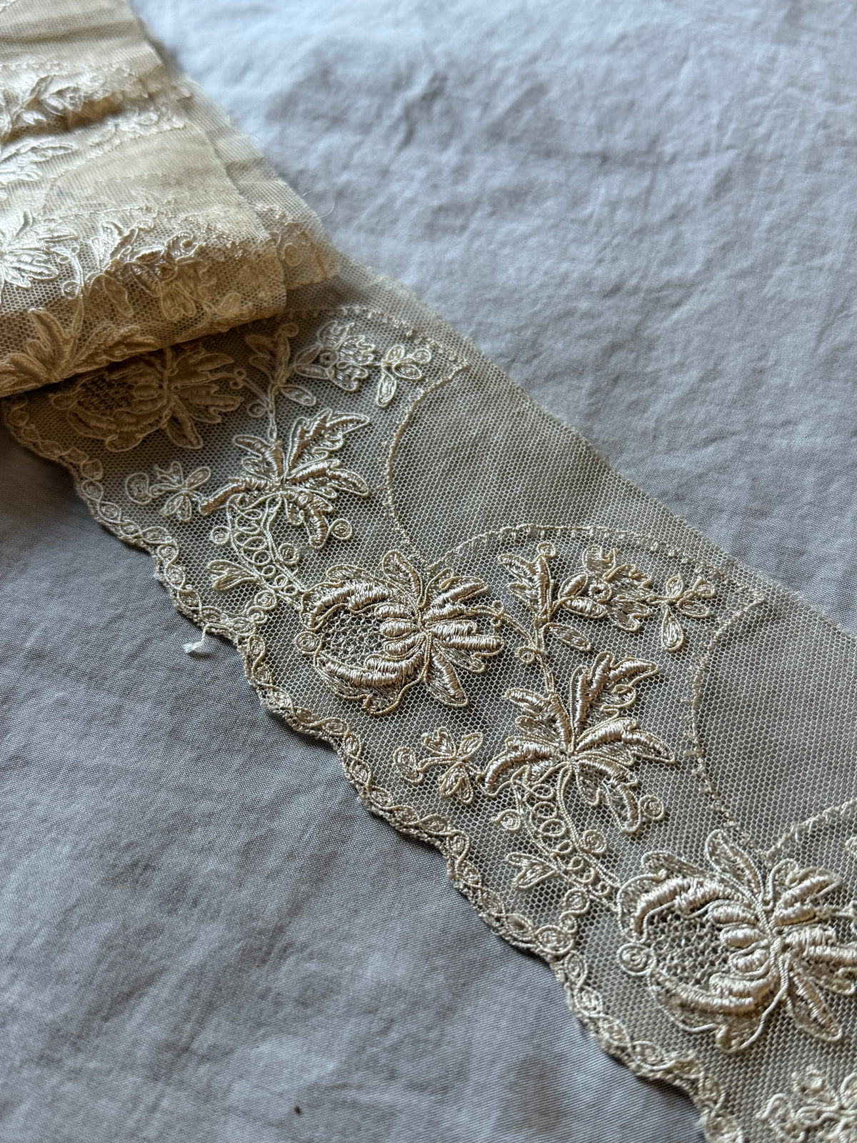 チュール刺繍レース
