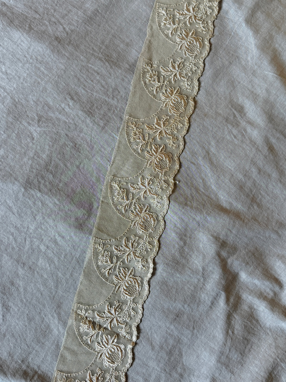 チュール刺繍レース