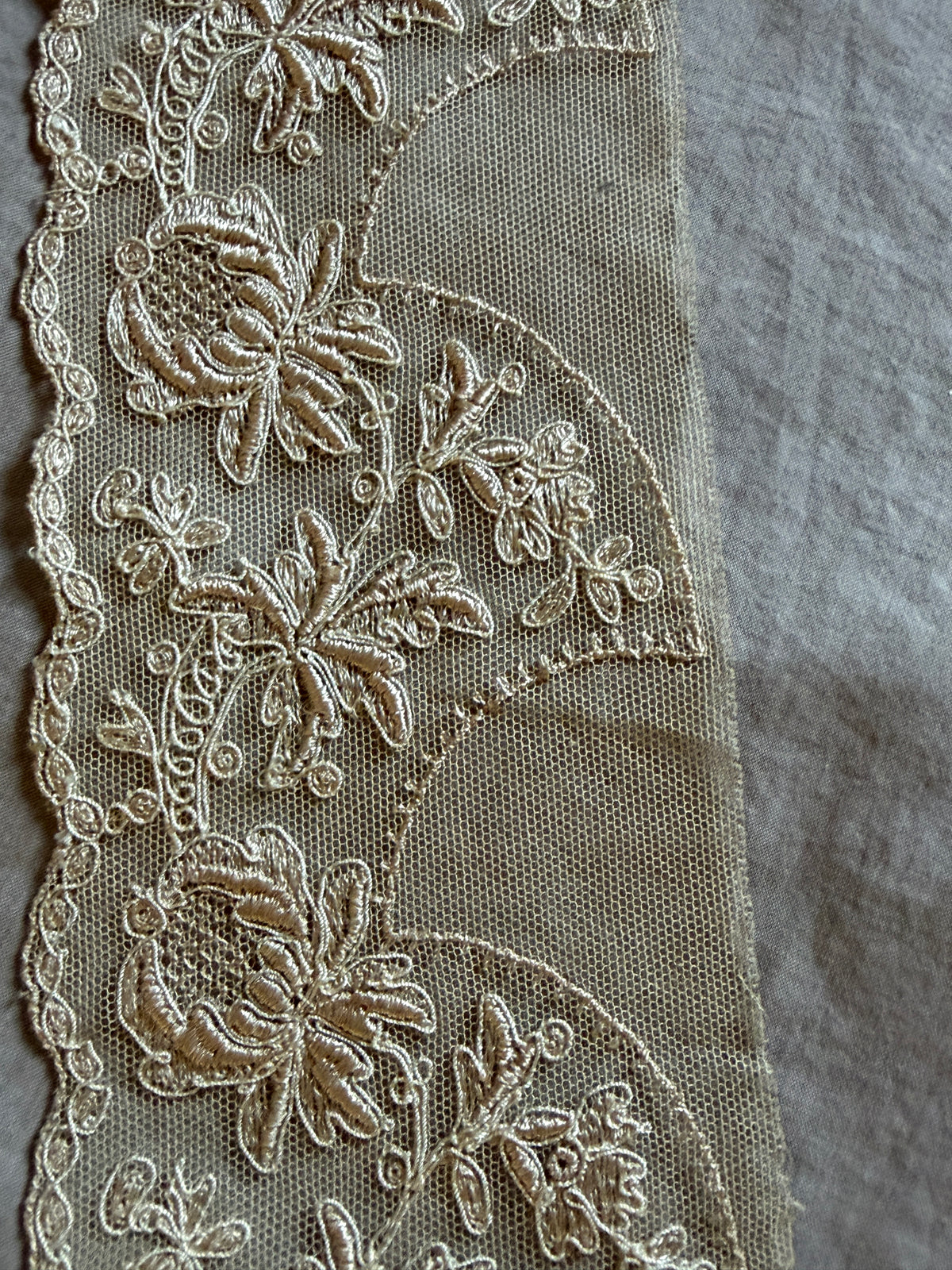 チュール刺繍レース