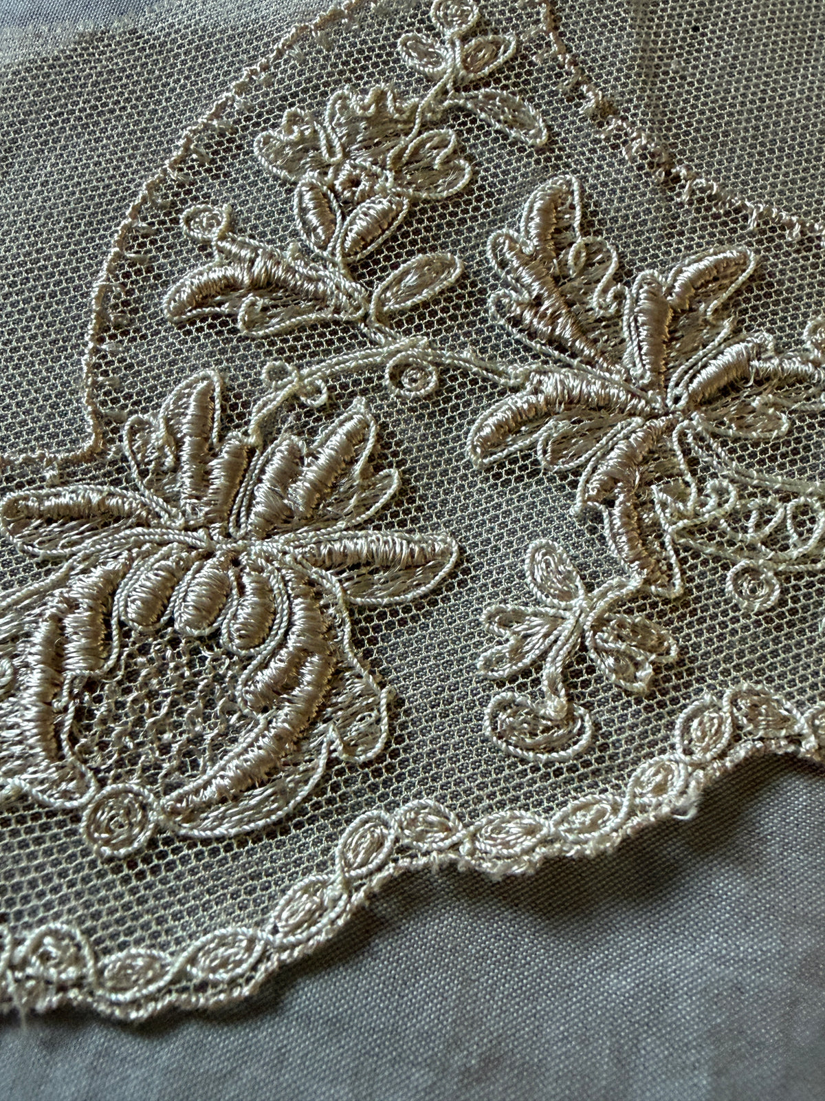 チュール刺繍レース