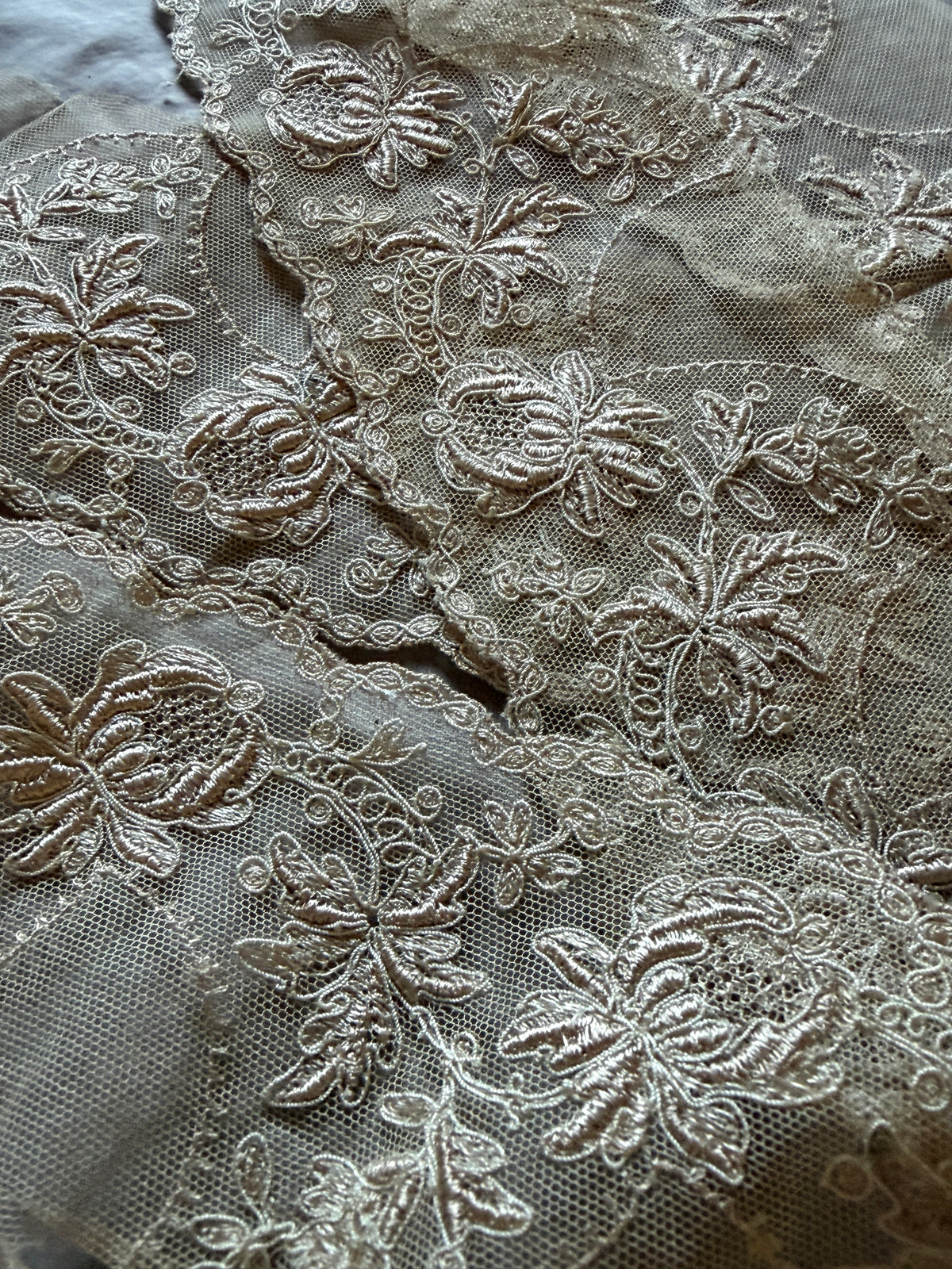 チュール刺繍レース