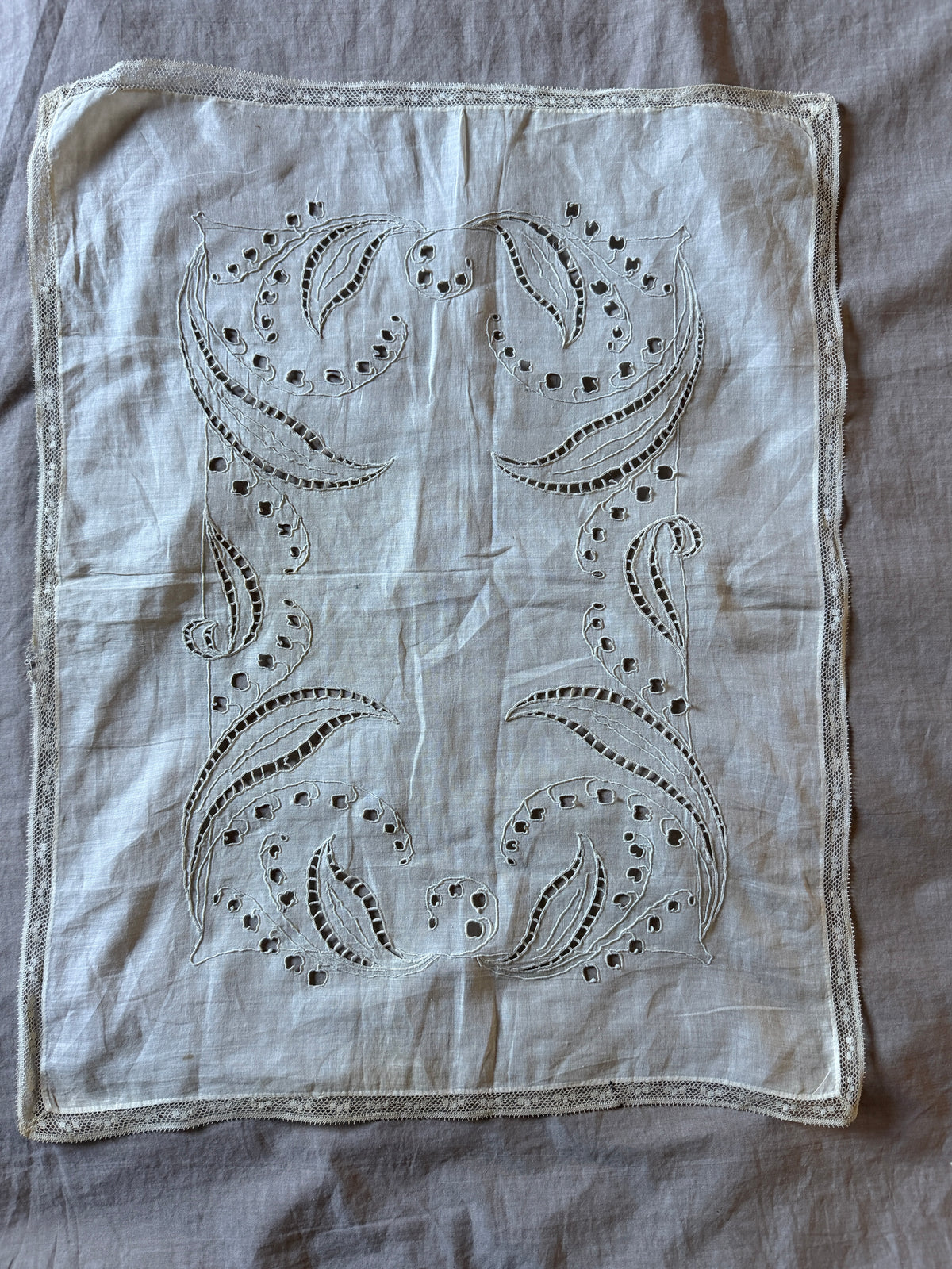 カットワーク刺繍クロス（すずらん）