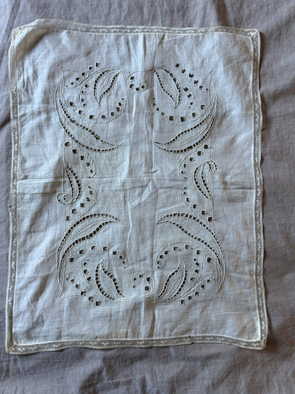 カットワーク刺繍クロス（すずらん）