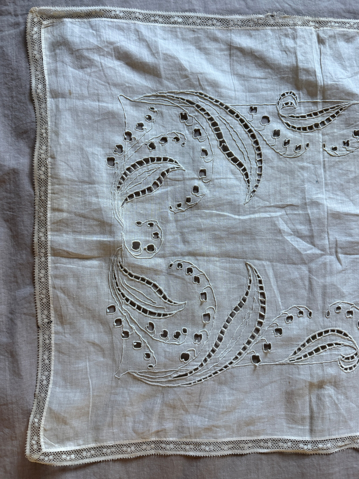 カットワーク刺繍クロス（すずらん）
