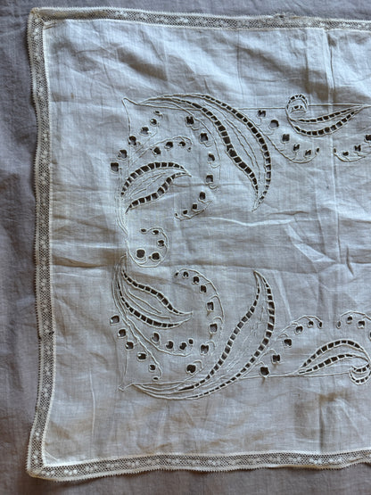 カットワーク刺繍クロス（すずらん）