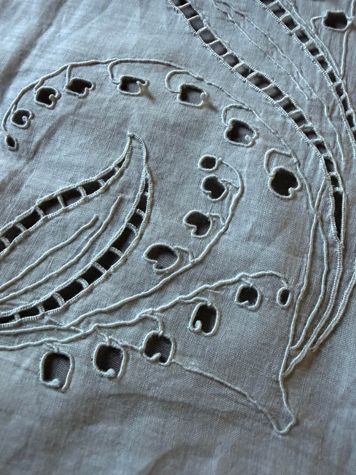 カットワーク刺繍クロス（すずらん）