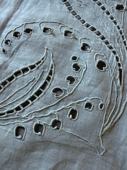 カットワーク刺繍クロス（すずらん）
