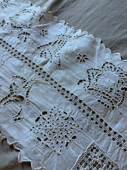 カットワーク刺繍リネンクロス