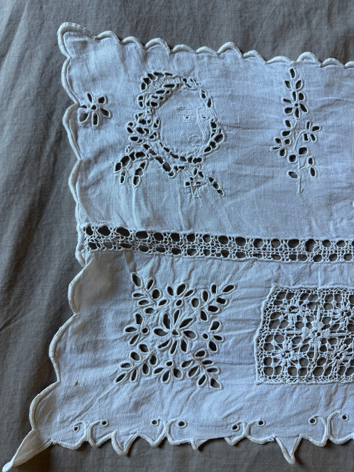 カットワーク刺繍リネンクロス