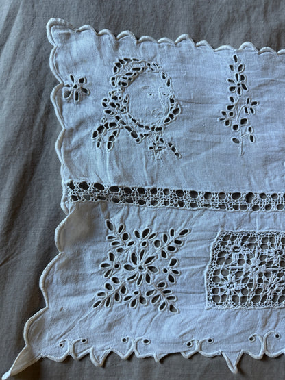 カットワーク刺繍リネンクロス