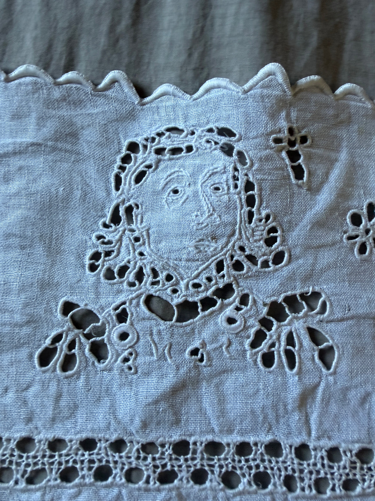 カットワーク刺繍リネンクロス