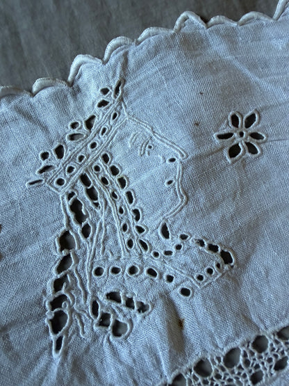 カットワーク刺繍リネンクロス
