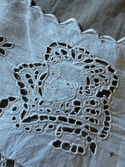 カットワーク刺繍リネンクロス