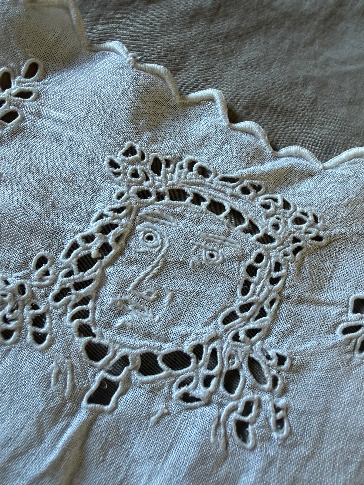 カットワーク刺繍リネンクロス