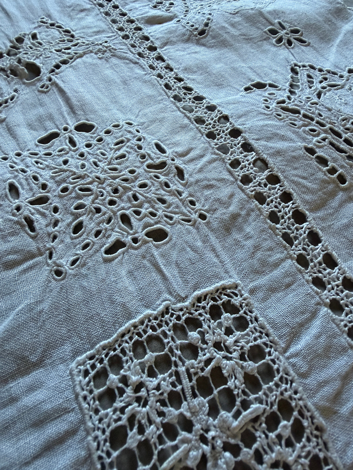 カットワーク刺繍リネンクロス