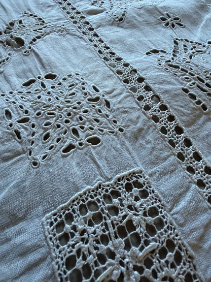 カットワーク刺繍リネンクロス