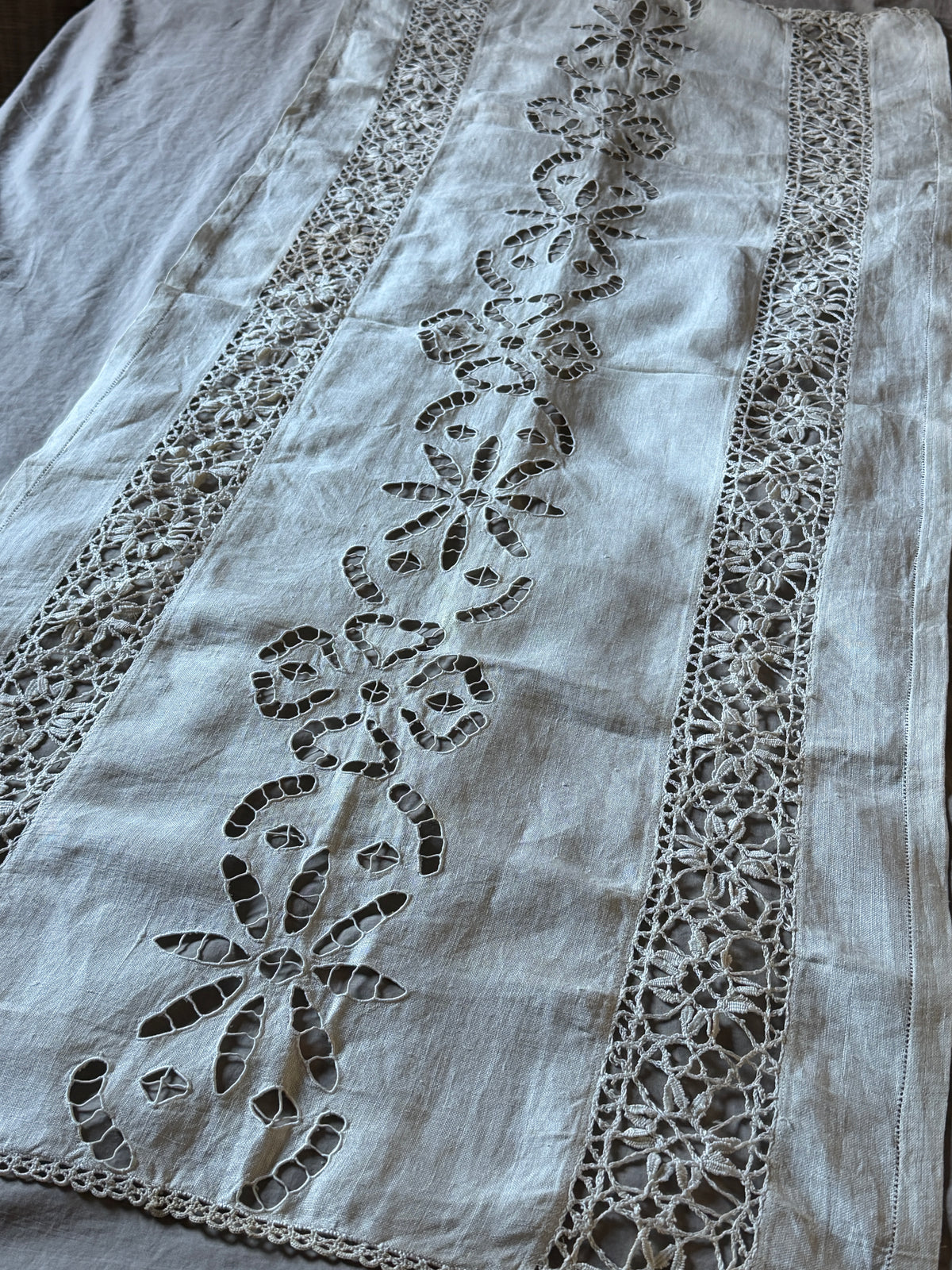 刺繍とレースのリネンクロス