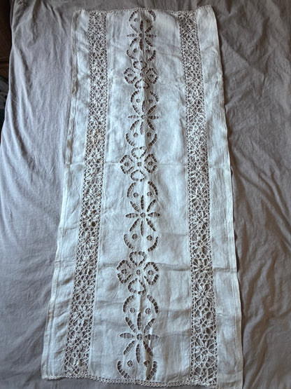 刺繍とレースのリネンクロス