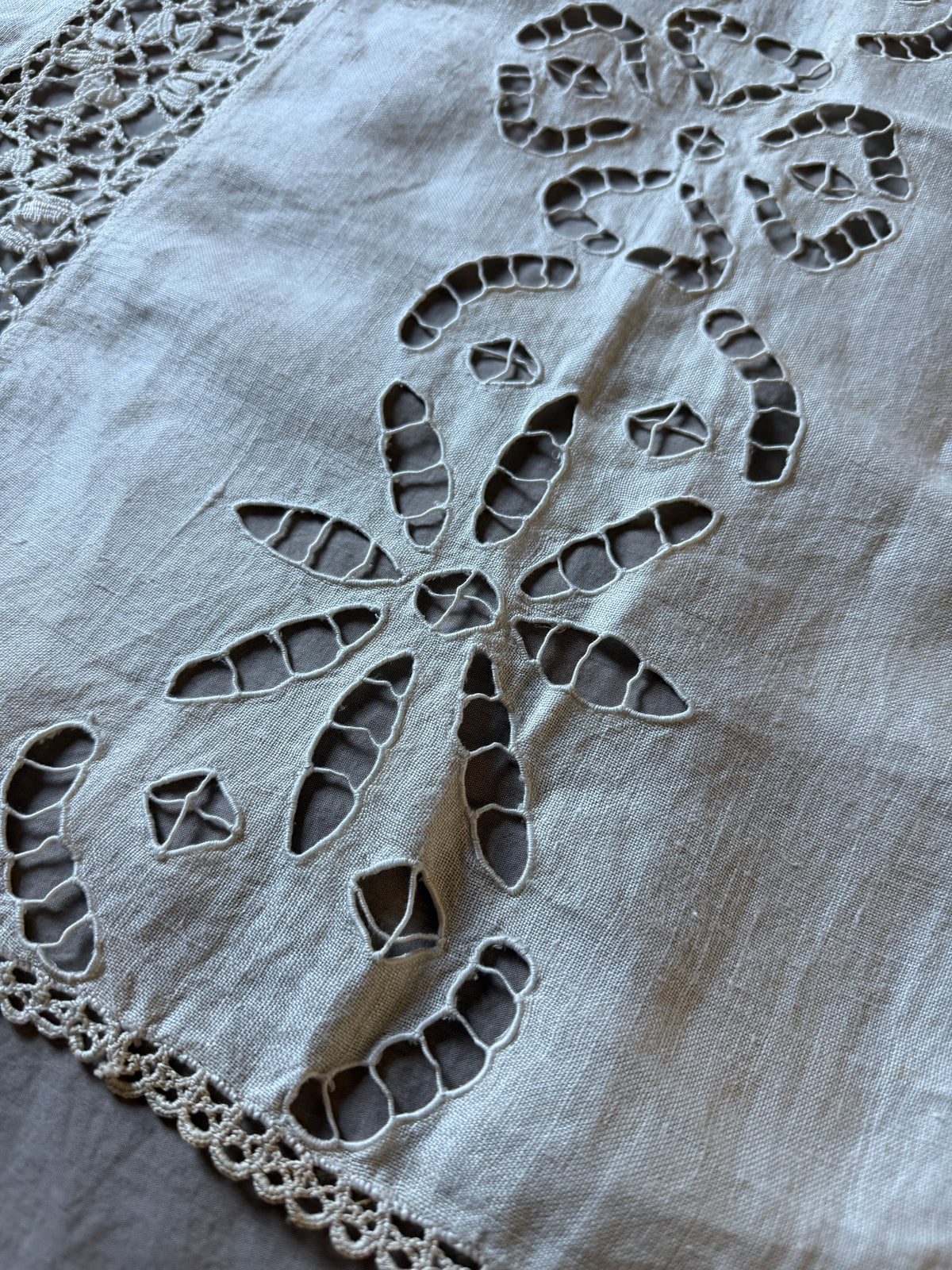 刺繍とレースのリネンクロス