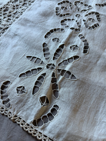 刺繍とレースのリネンクロス