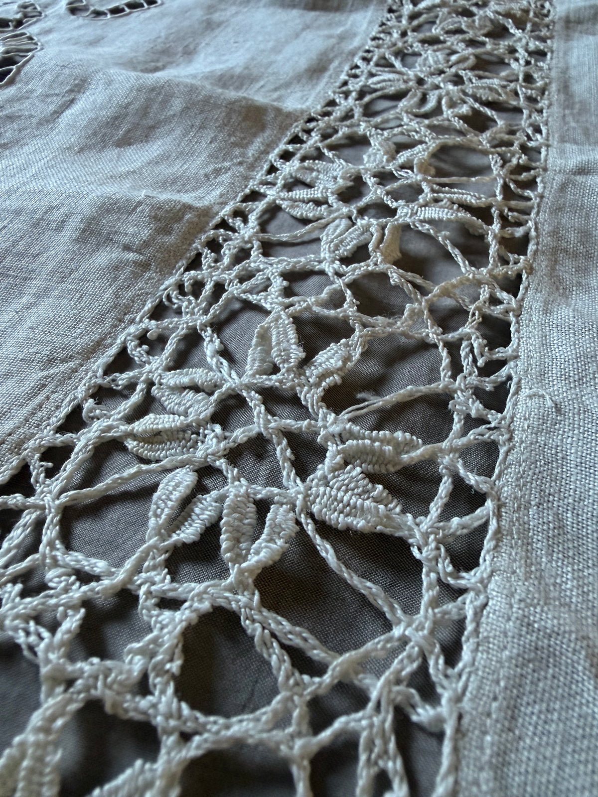 刺繍とレースのリネンクロス