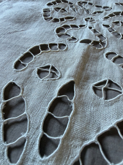 刺繍とレースのリネンクロス