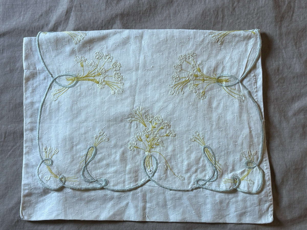刺繍のランジェリーサック