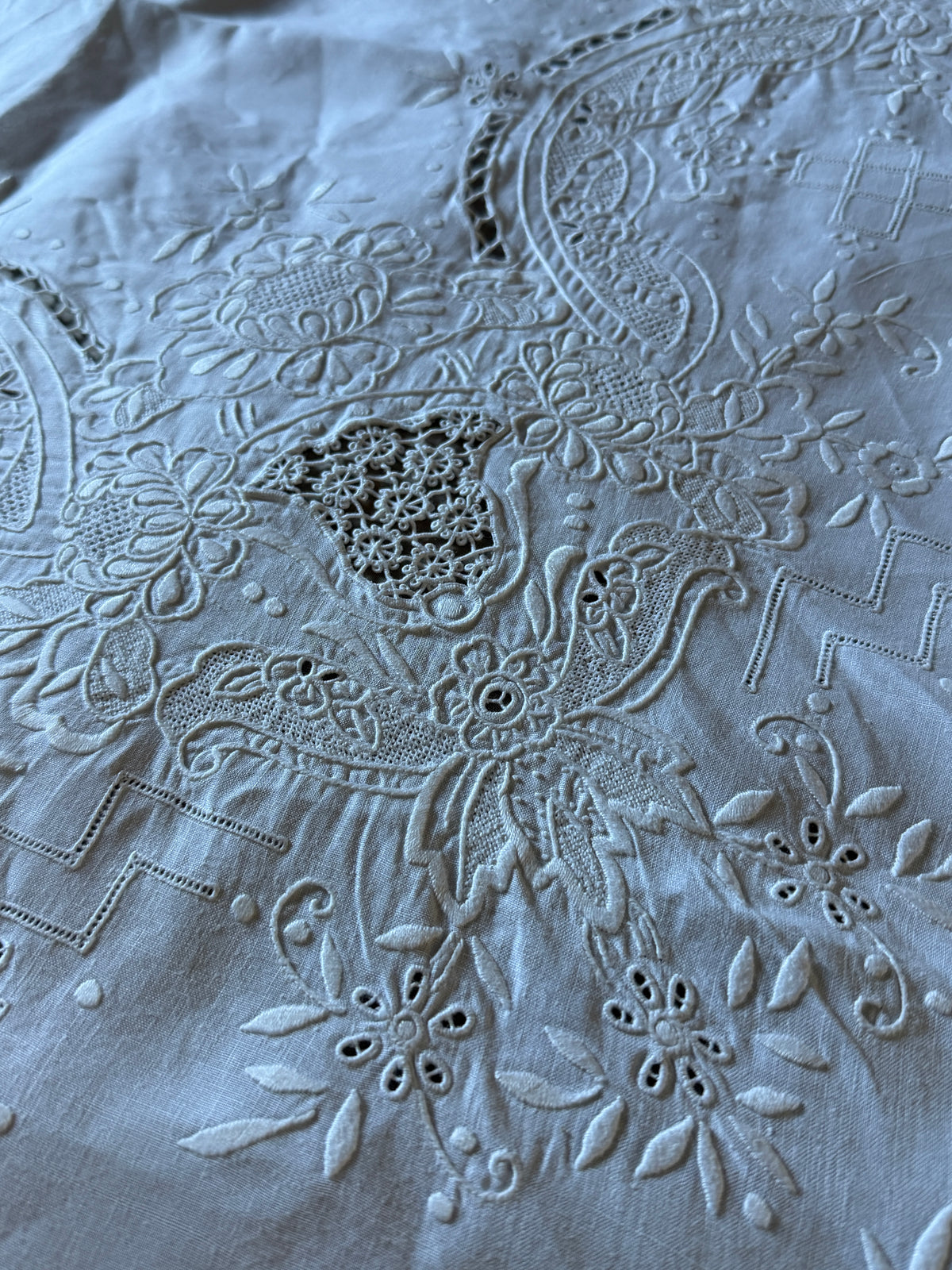 白刺繍円形クロス