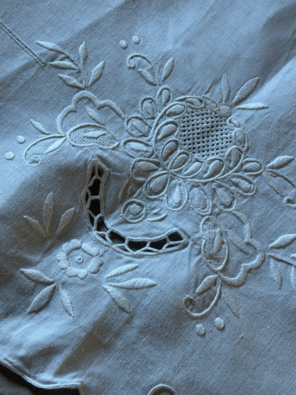 白刺繍円形クロス