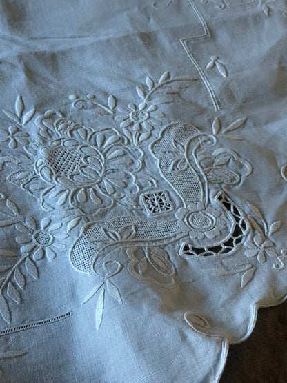 白刺繍円形クロス
