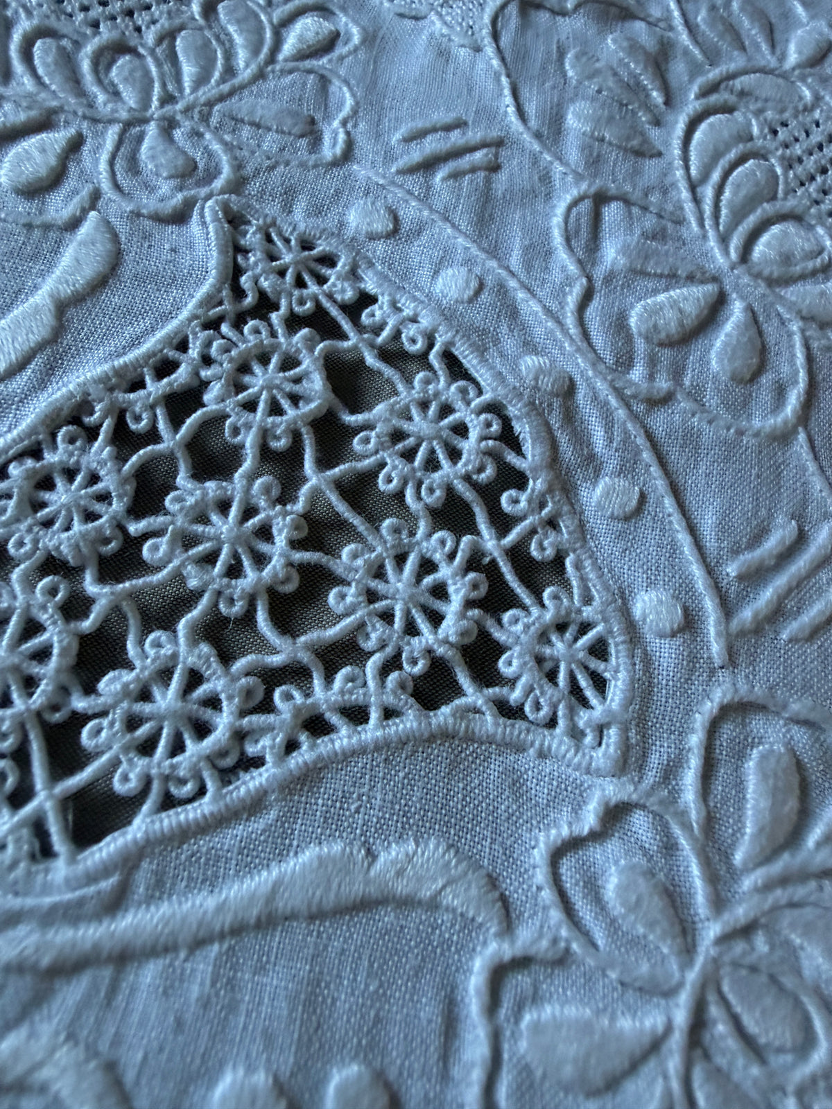 白刺繍円形クロス