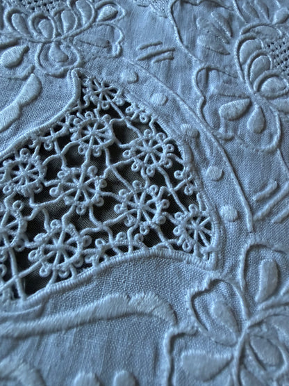 白刺繍円形クロス