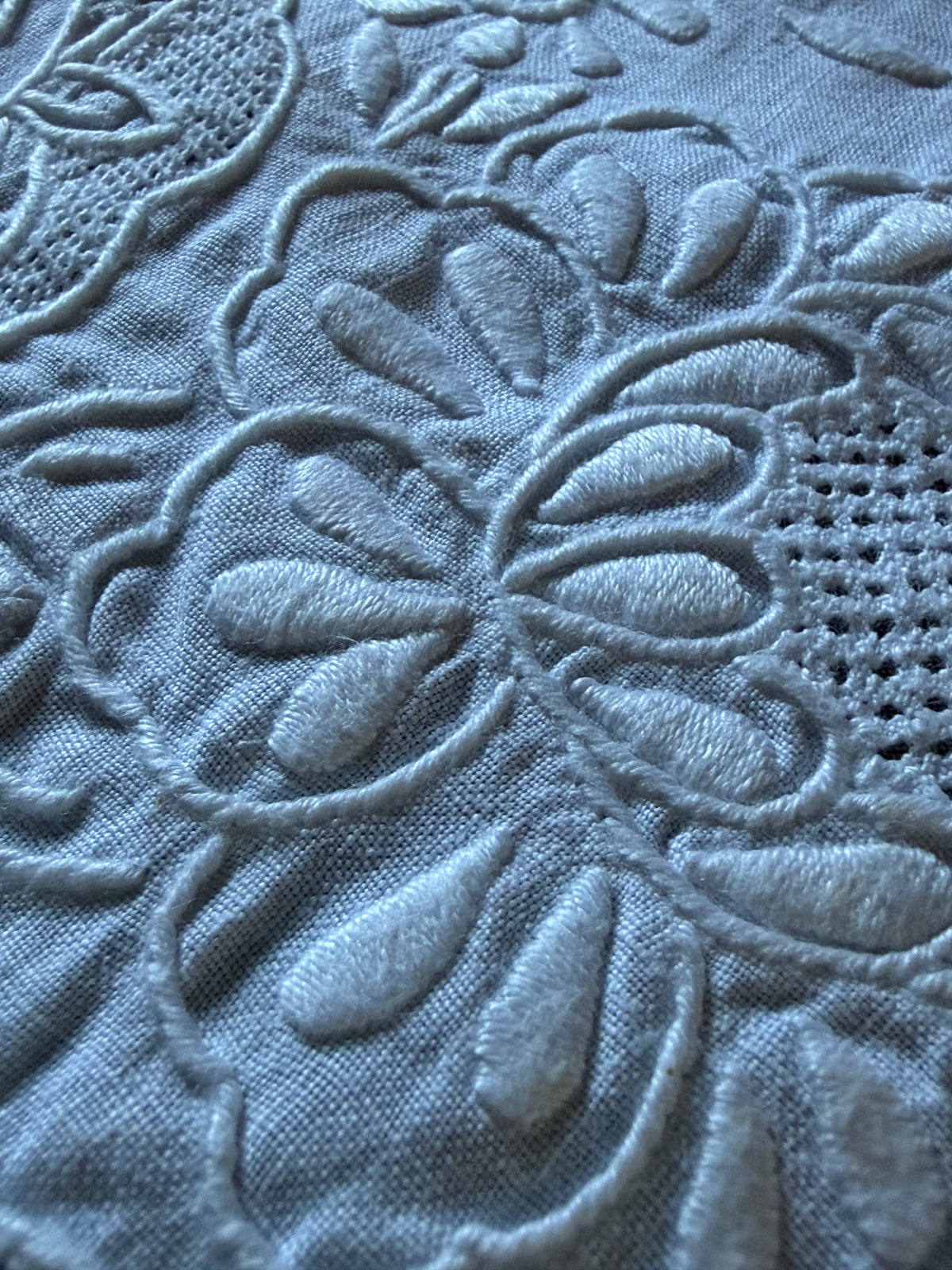 白刺繍円形クロス