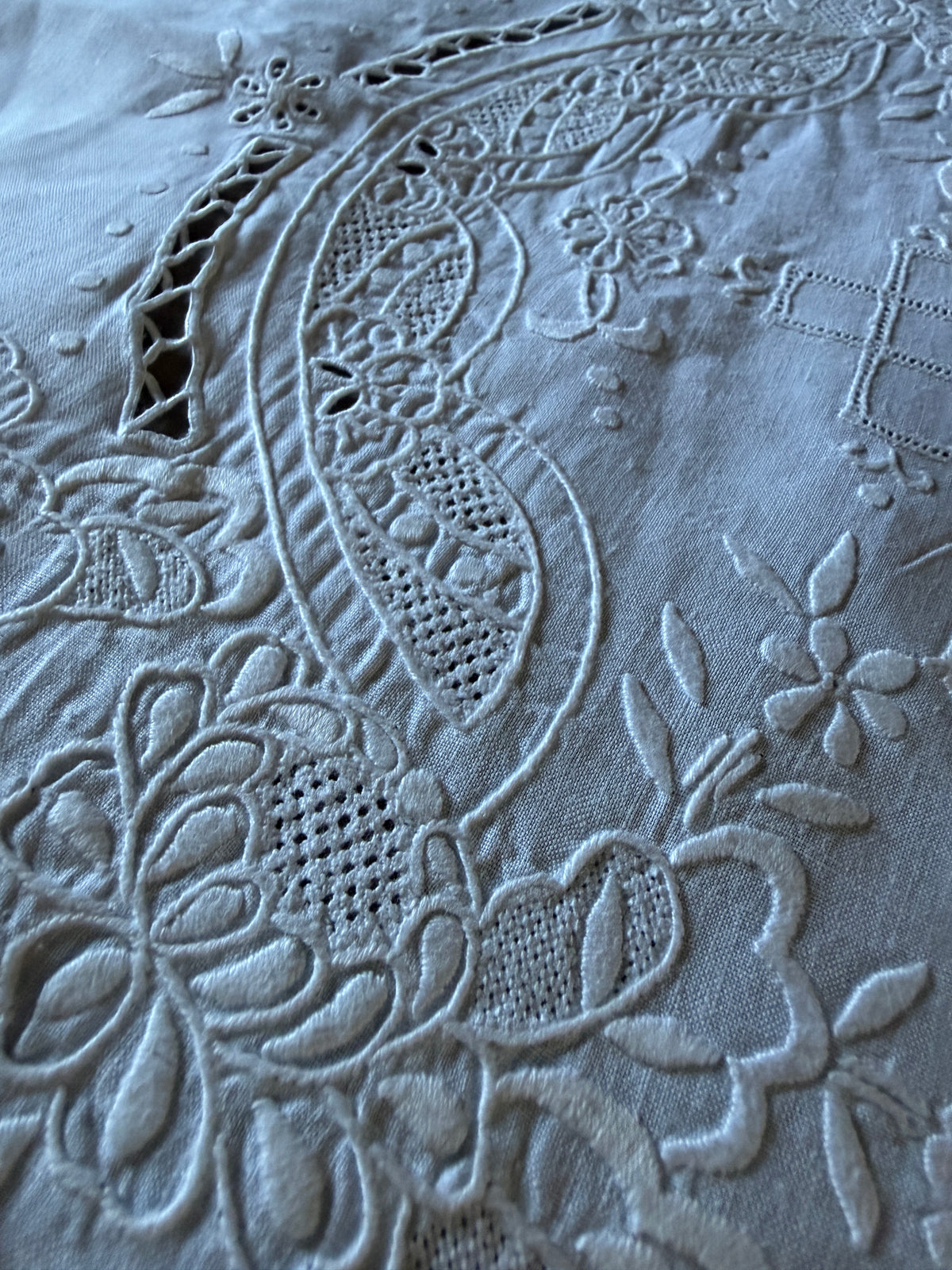 白刺繍円形クロス