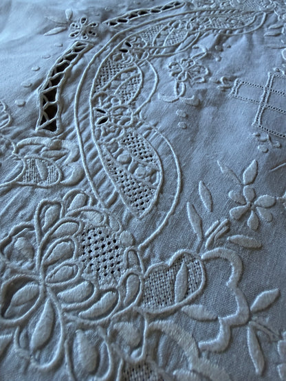 白刺繍円形クロス
