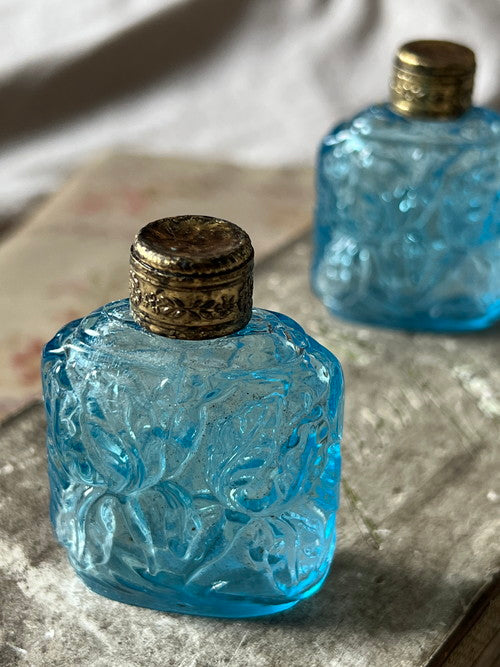 ガラスの香水瓶(ライトブルークリア) – France Antique 銀色アンティーク