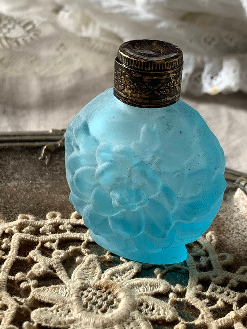 ガラスの香水瓶(ライトブルーマット) – France Antique 銀色アンティーク